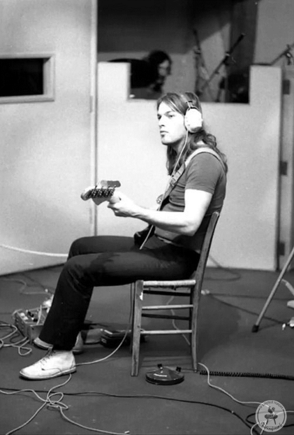 David Gilmour du groupe Pink Floyd, enregistrement de Obscured By Clouds, au Château d'Hérouville, France, 1972